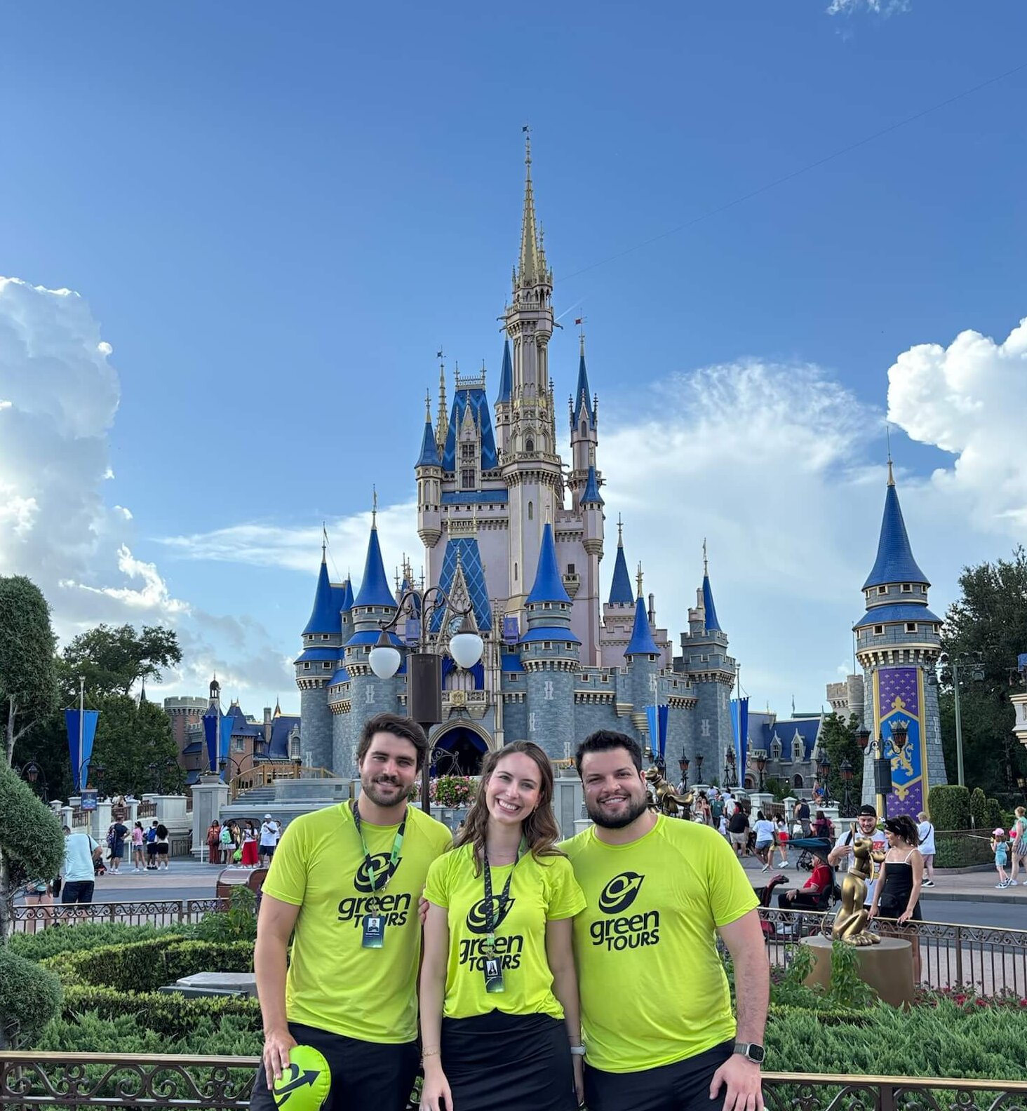 Equipe Greentours em frente ao castelo da Disney